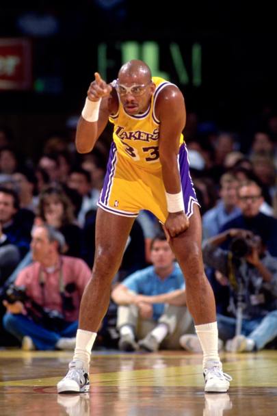 1985: Kareem con gli occhial e la 33 dei Lakers